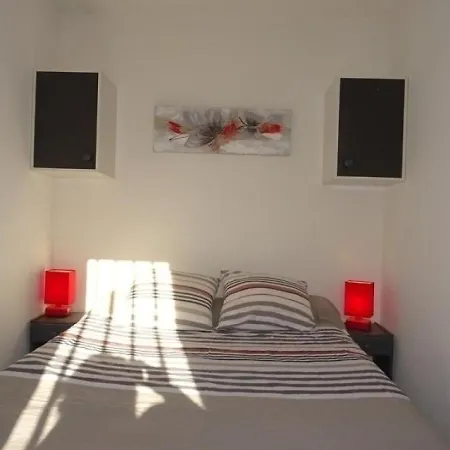Palavas-Les-Flots : T2 Cabine Climatise En Rdj Avec Piscine Et Parking, A 400M De La Plage - Fr-1-559-4